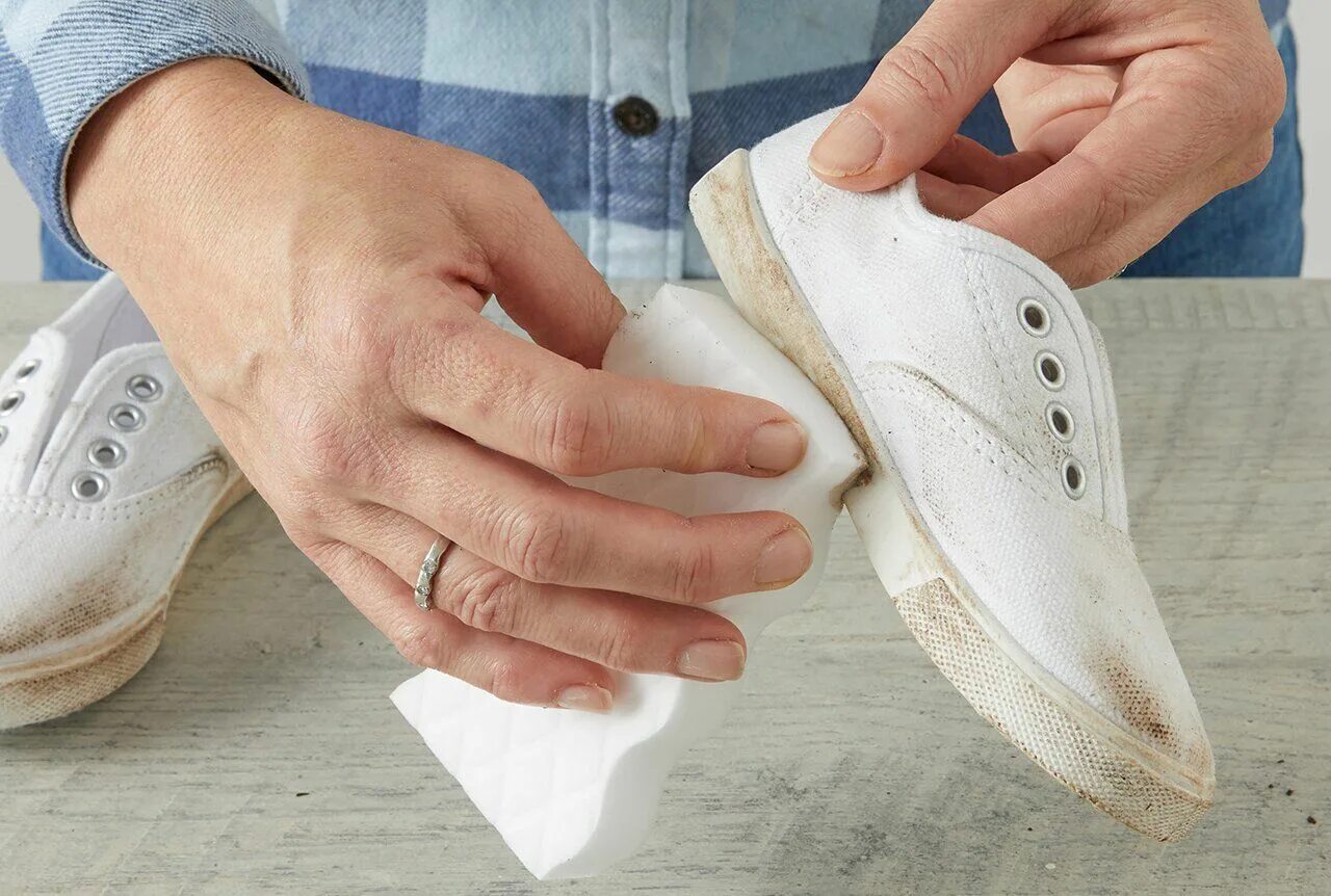 Отбелить обувь на фото онлайн How to Clean Your White Shoes (No Matter the Material) How to clean white shoes,