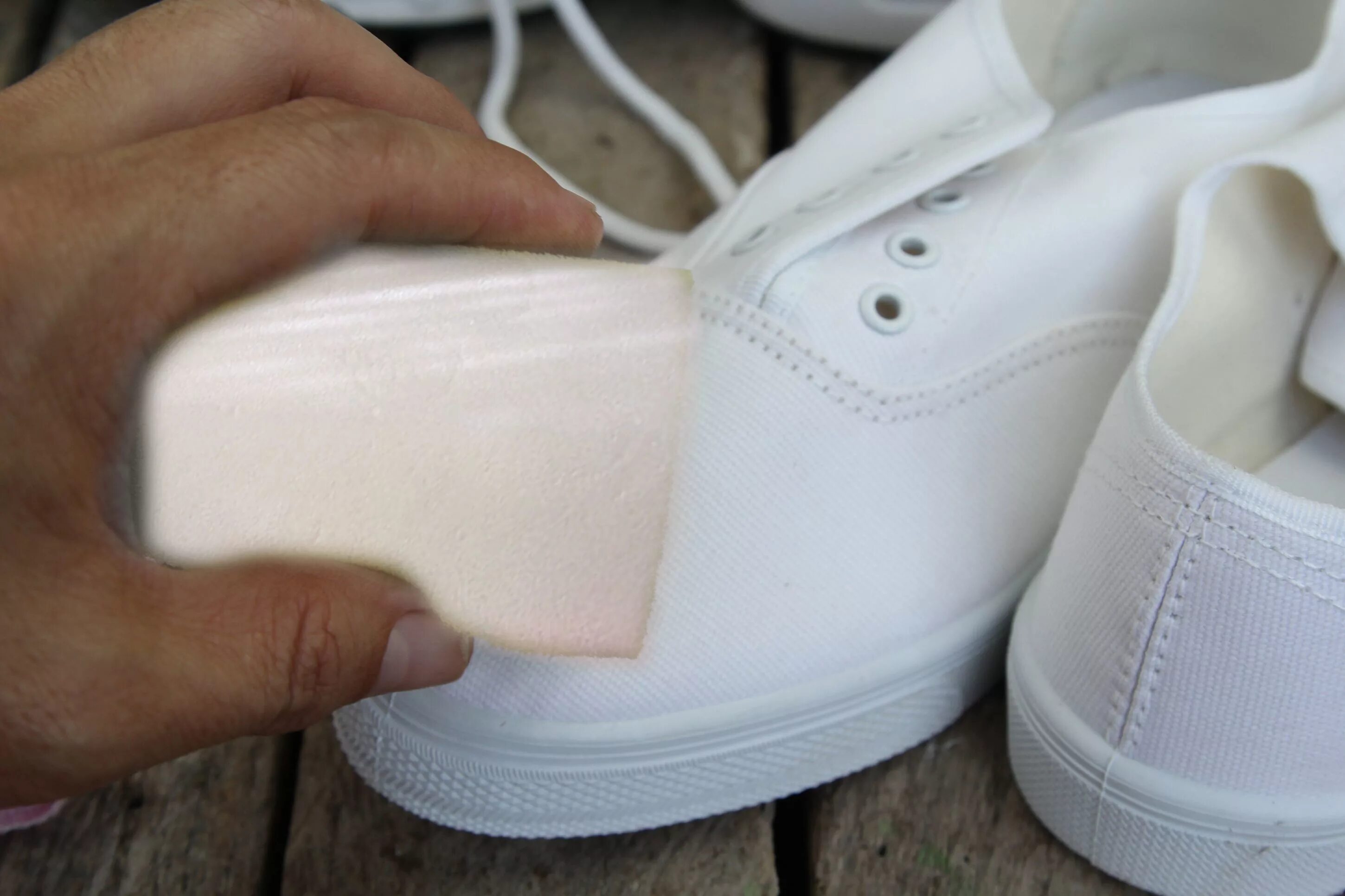 Отбелить обувь на фото онлайн How to Clean White Shoes: Sneakers, Canvas, & More How to clean white shoes, Cle