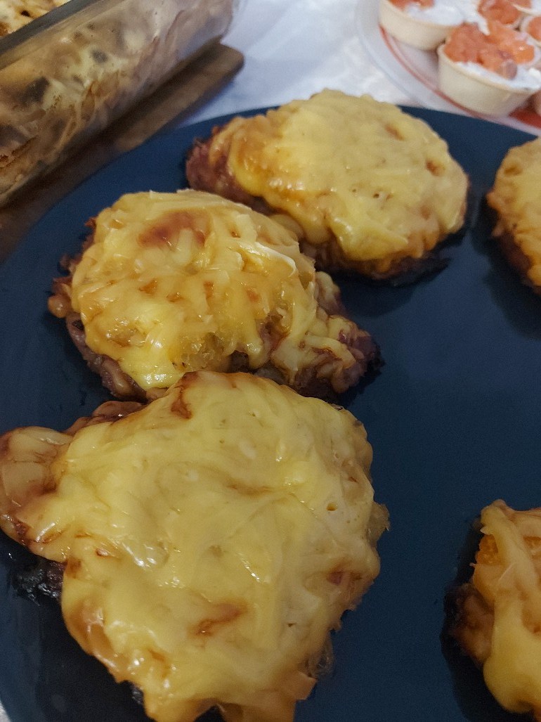 Отбивные с ананасами и сыром фото Отбивные с ананасом в духовке рецепт - Куриные отбивные с ананасом и сыром рецеп