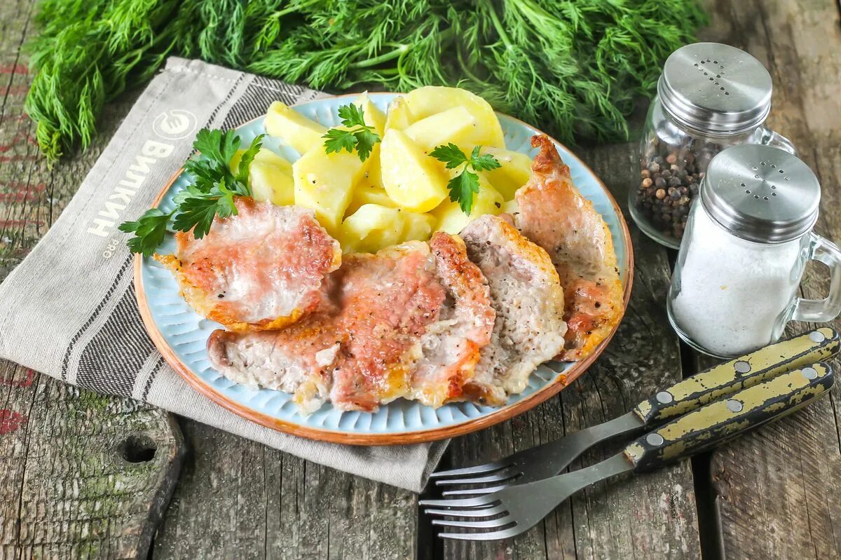 Отбивные с картошкой фото из свинины Отбивные из свинины с картошкой в духовке: рецепт с фото пошагово