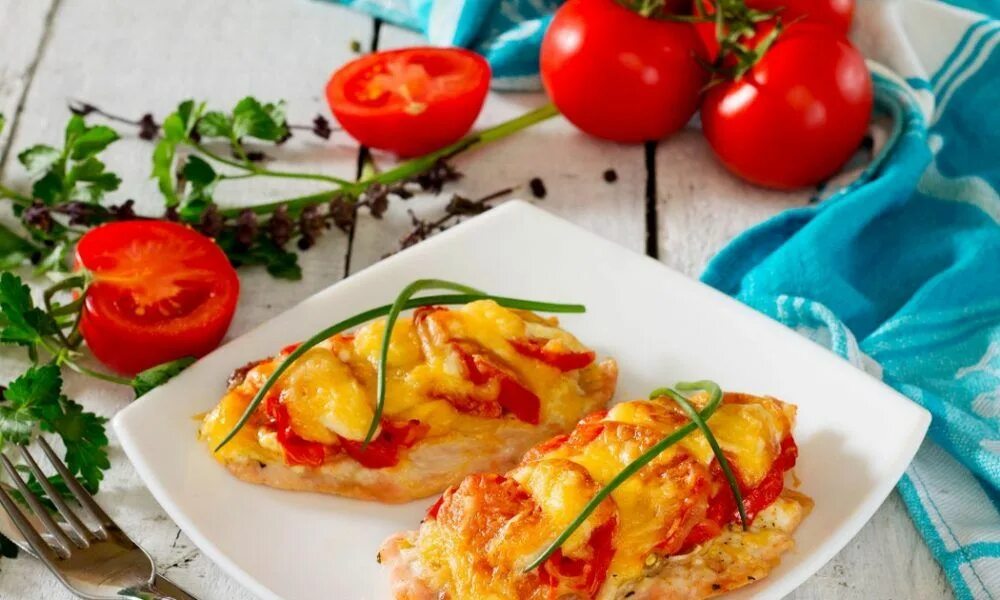 Отбивные с помидорами и сыром фото Receptas: vištienos muštinukai kepti orkaitėje Easy meals, Stuffed peppers, Quic