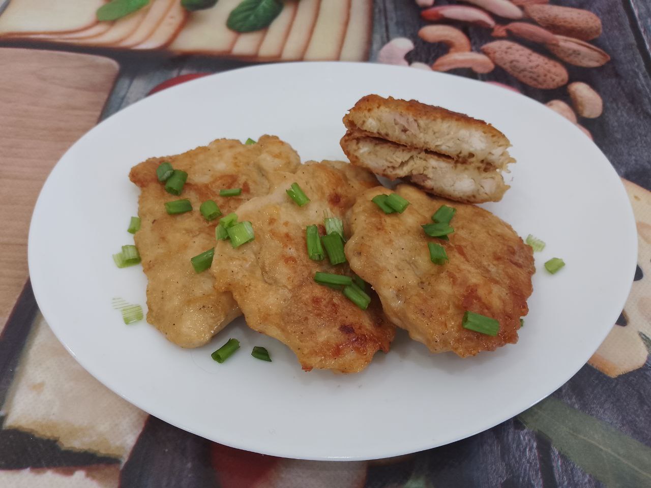 Отбивные в кляре с сыром фото Отбивные в кляре из куриного мяса, на сковороде