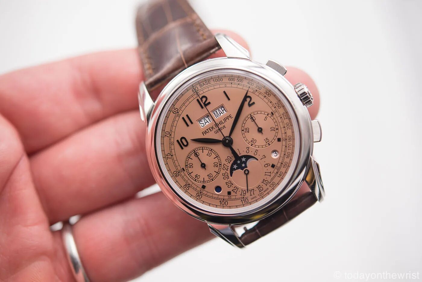 Оценка часов по фото бесплатно Patek Philippe Aquanaut Travel Time Rose Gold 5164r