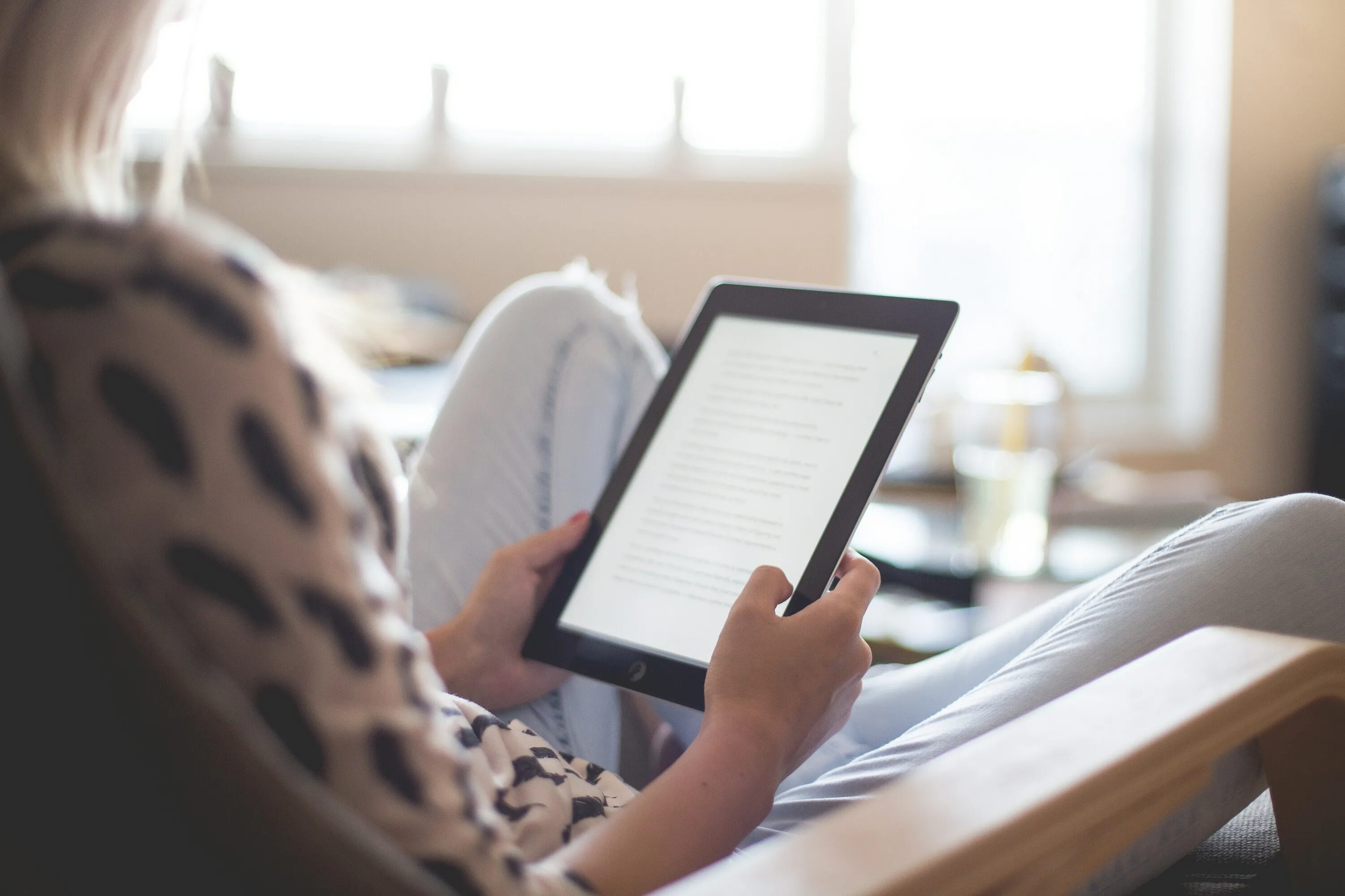 Оценка книг онлайн по фото File:Person reading an ebook.jpg - Wikipedia