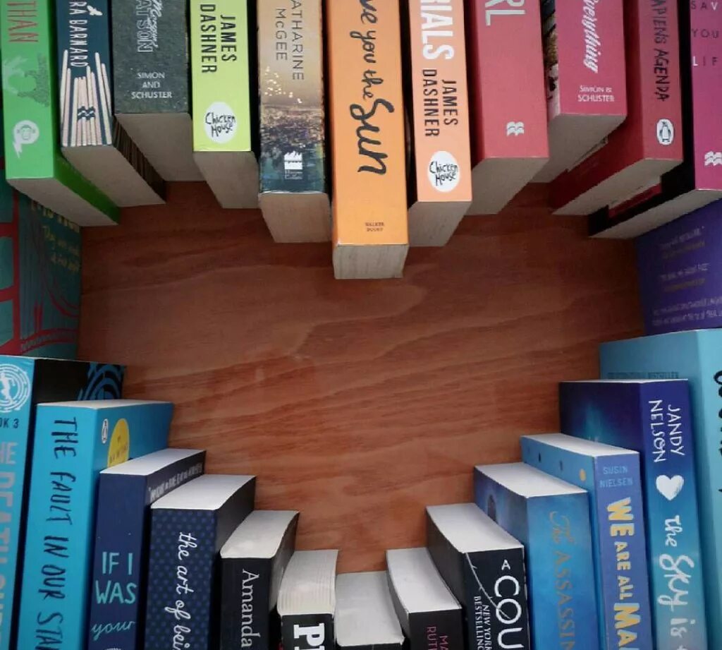 Оценка книг по фото Инстаграм недели: книжные портреты из Франции