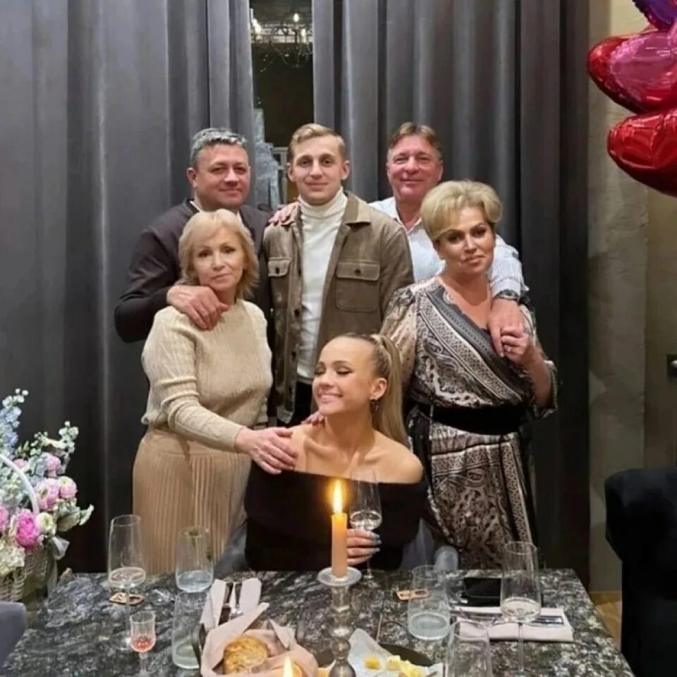 Отчим вали карнавал фото Блогерша Валя Карнавал сообщила о смерти своего отчима