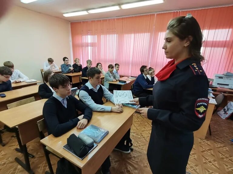 Отдел по делам несовершеннолетних фото В Мурманске сотрудники по делам несовершеннолетних и общественники рассказали шк
