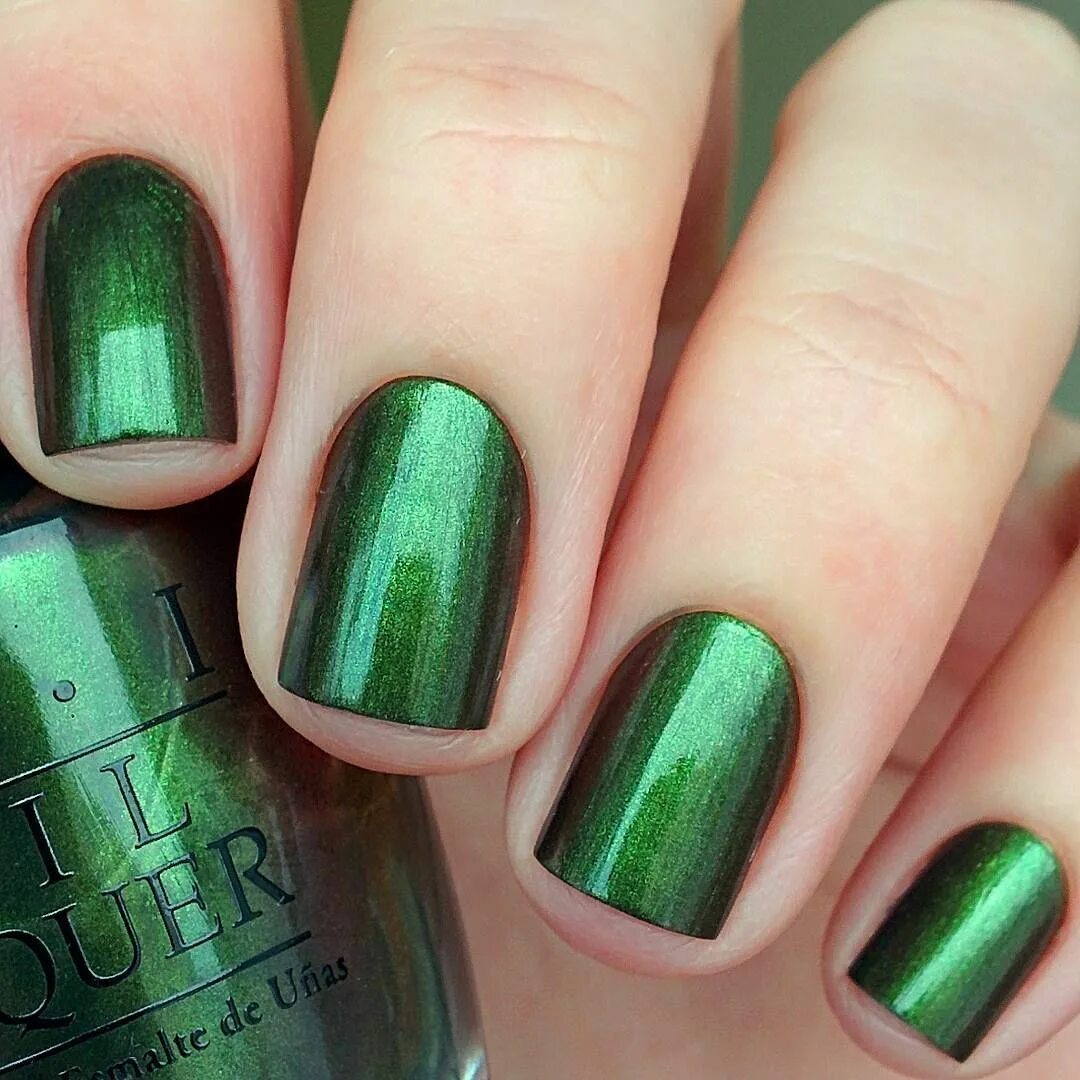 Оттенки зеленого цвета маникюра O*P*I Green On The Runway Emerald green nail polish, Green nails, Nail polish