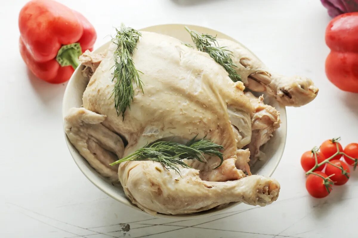 Отварная курица фото Как и сколько варить курицу целиком для супа или бульона Меню недели