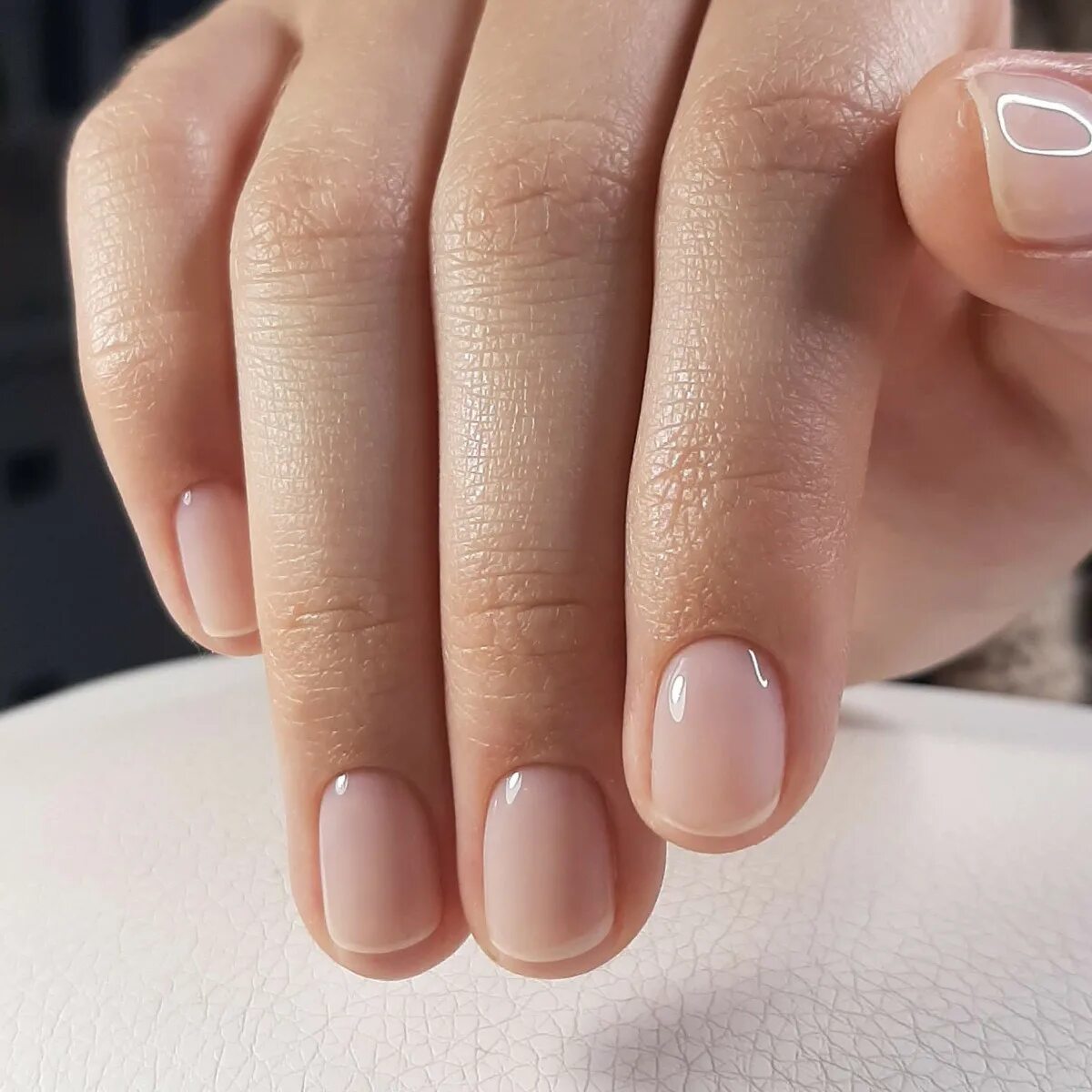 Овал на коротких ногтях фото Нюдовый маникюр однотонный.