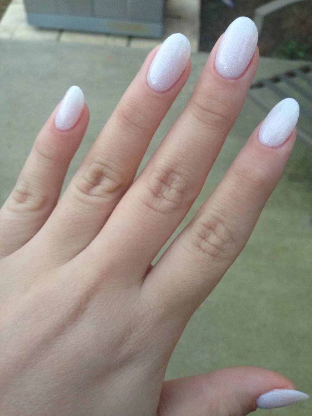 Овальная форма ногтей фото White glitter - oval shape. Oval acrylic nails, Rounded acrylic nails, Oval nail