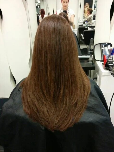 Овальная стрижка на средние волосы сзади Trendy Triangle Layers Haircut for Long Hair
