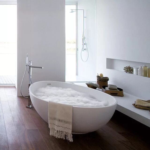 Овальная ванна в интерьере VOV Bathtub by MastellaDesign Beach house bathrooms, House bathrooms, Bathtub de