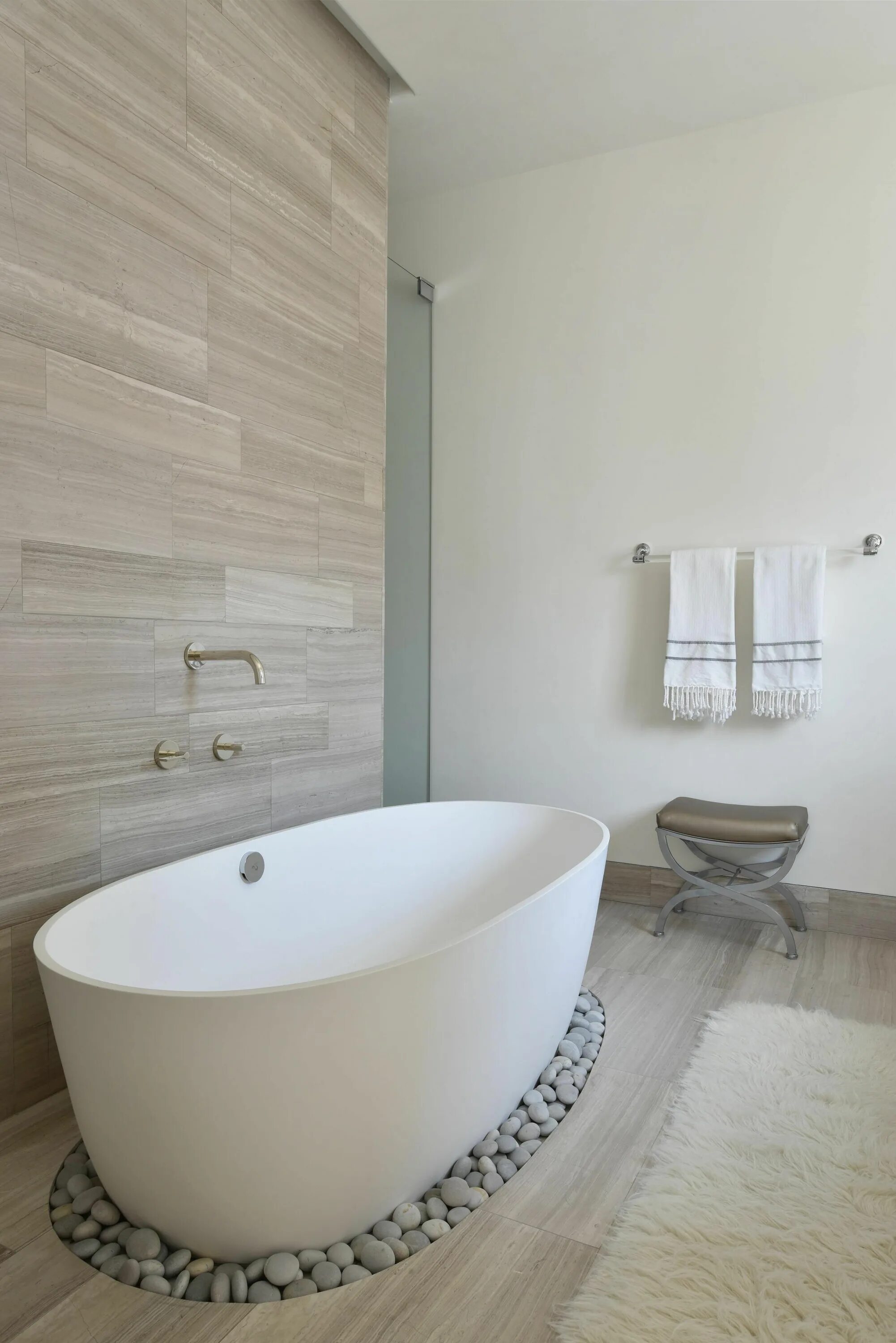 Овальная ванна в интерьере 5 Things Every Dream House Needs Luxury bathroom, Relaxing bathroom, Bathroom in