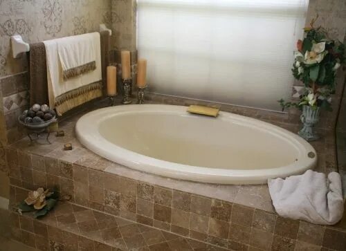 Овальная ванная в интерьере Rich Earthtone Tile Bathtub Elegant bathroom decor, Elegant bathroom, Bathroom d