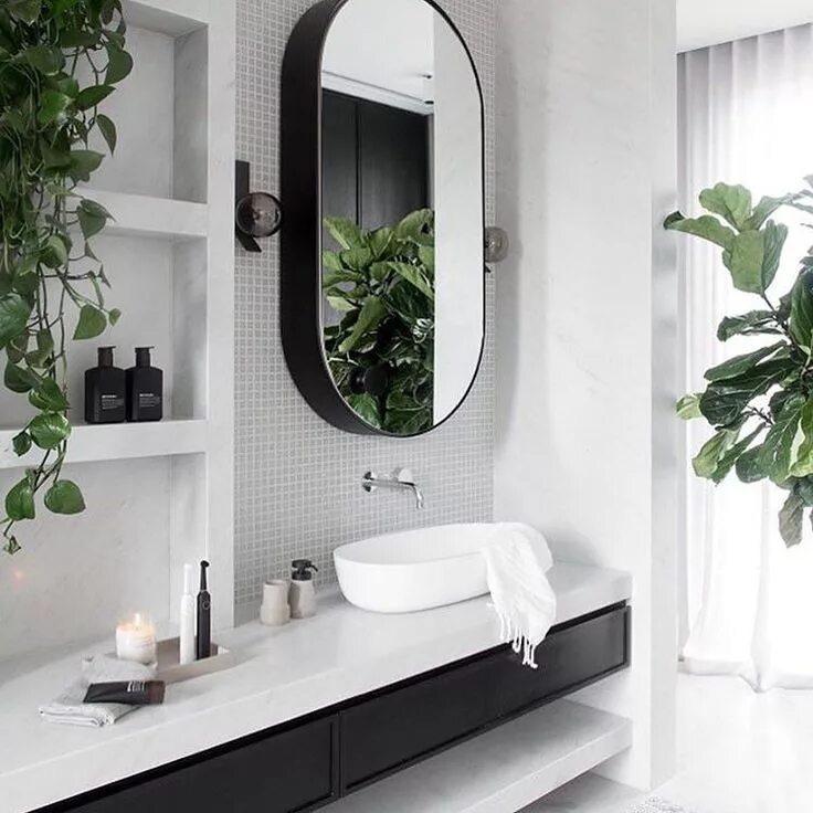 Овальное зеркало в ванную в интерьере Bathroom luxe by @christopherelliottdesign Love the #mirror & #bathroom style. B