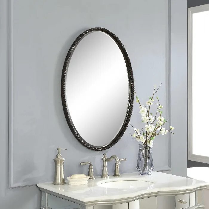 Овальное зеркало в ванную в интерьере Зеркало овальное UTTERMOST 01101 B - Купить по цене 78 088 руб. в Санкт-Петербур