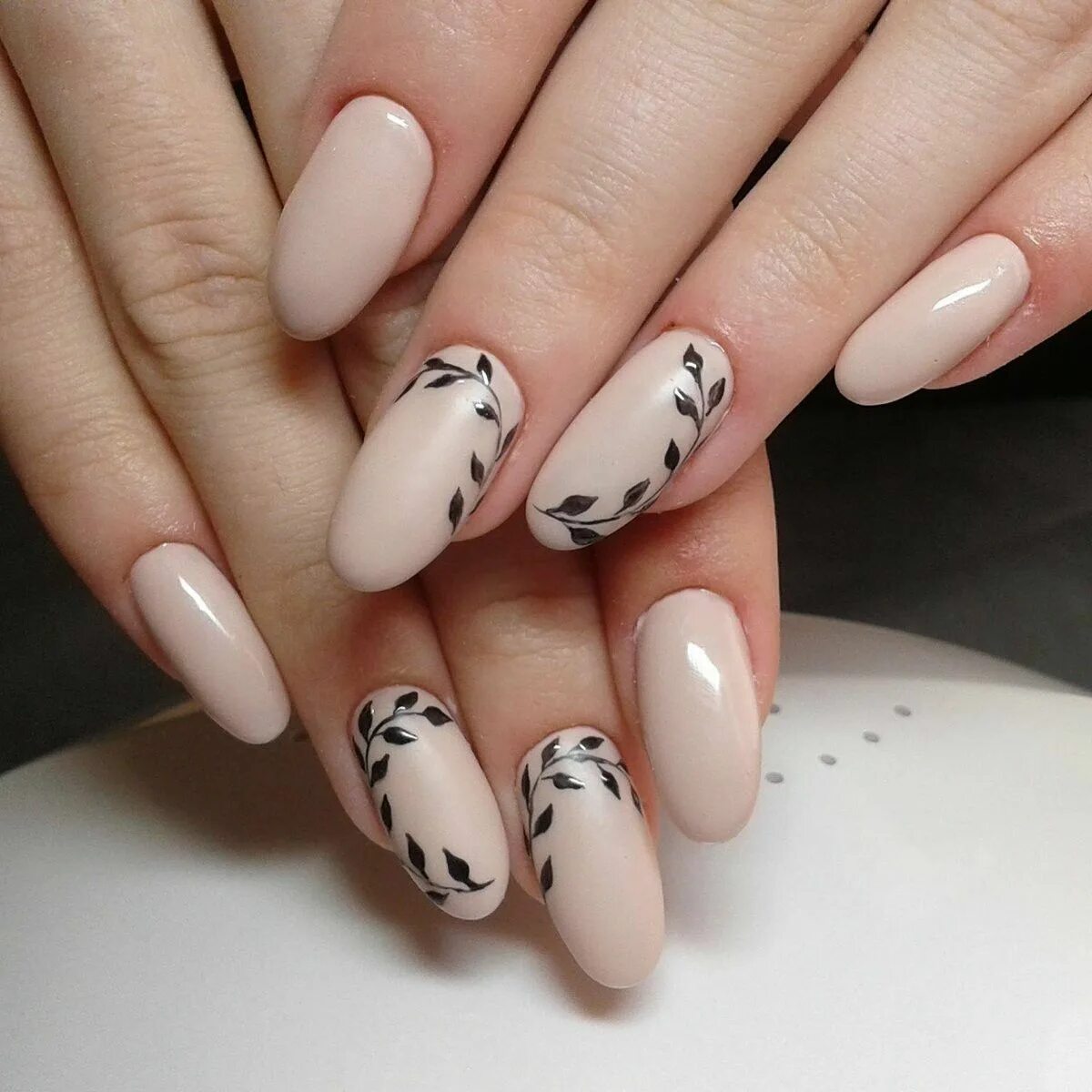 Овальные ногти маникюр с рисунком Бежевый маникюр Blush nails, Nails, Fingernails
