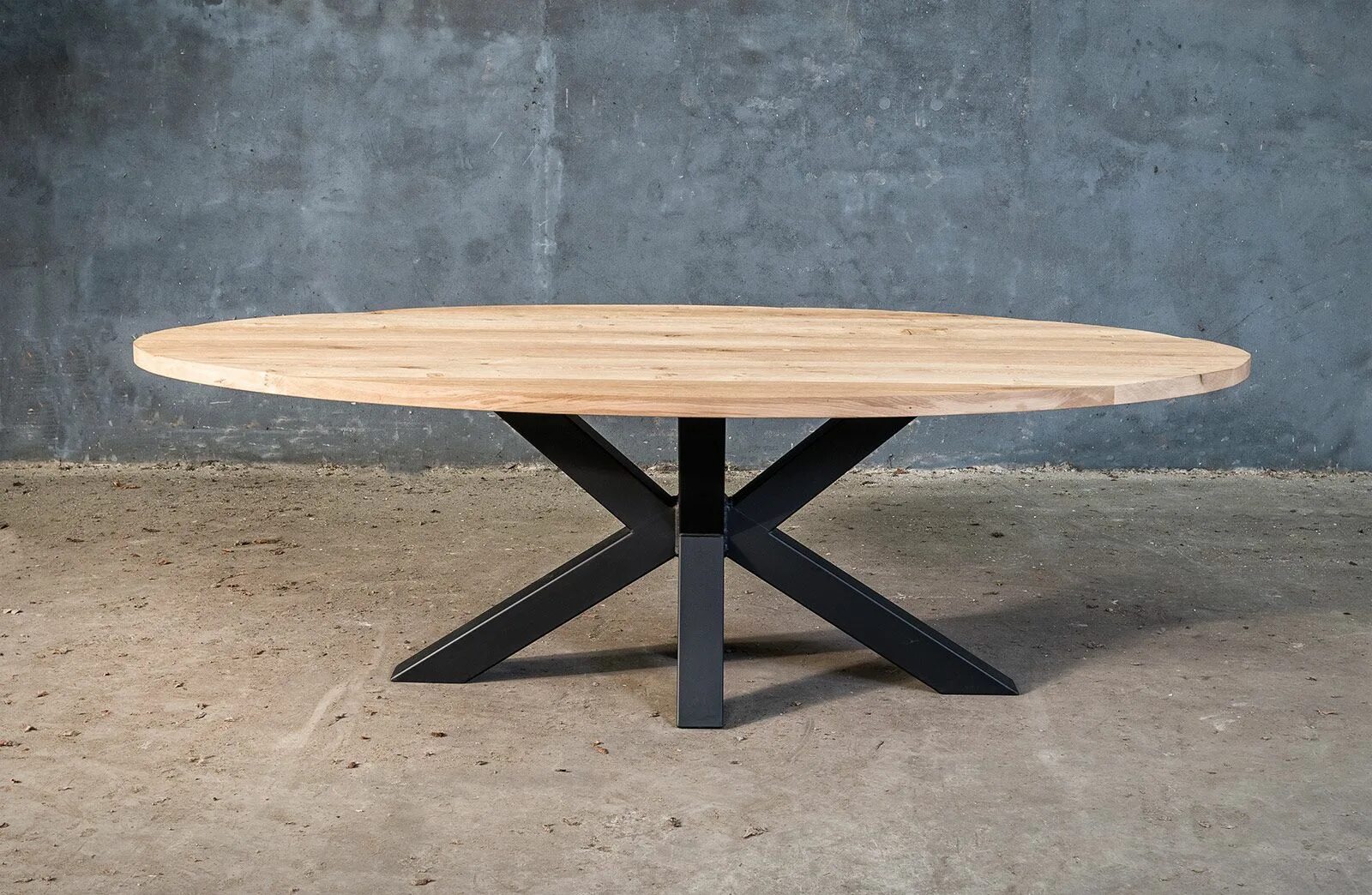 Овальный стол в стиле лофт Ontwerp: Eigen maatwerk As shown: Geborstelde, nieuwe rustieke eik, 4 cm dik, zw