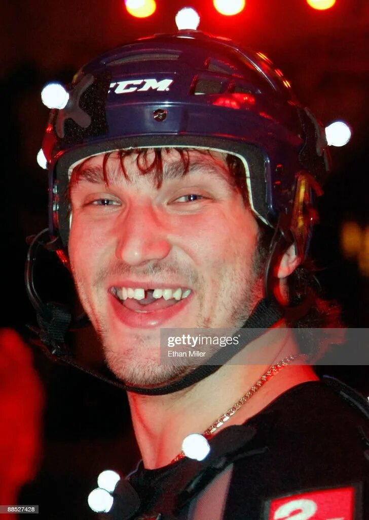 Овечкин зубы фото NHL player Alex Ovechkin of the Washington Capitals wears... Photo d'actualité -