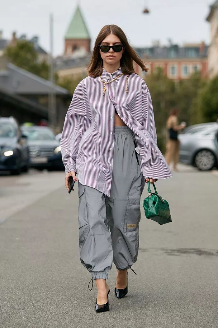 Оверсайз мода женская This Basic May Be "Boring," But These 10 Outfits Are Proving Otherwise Shirt out