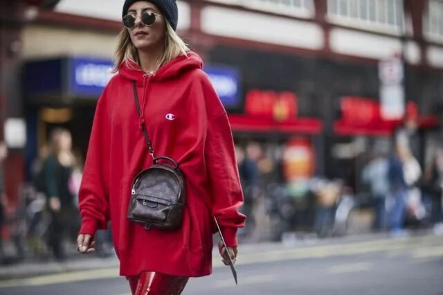 Оверсайз мода женская Maxi hoodie dress: the coolest comfy style for 2018 (The Blonde Salad) Cool stre