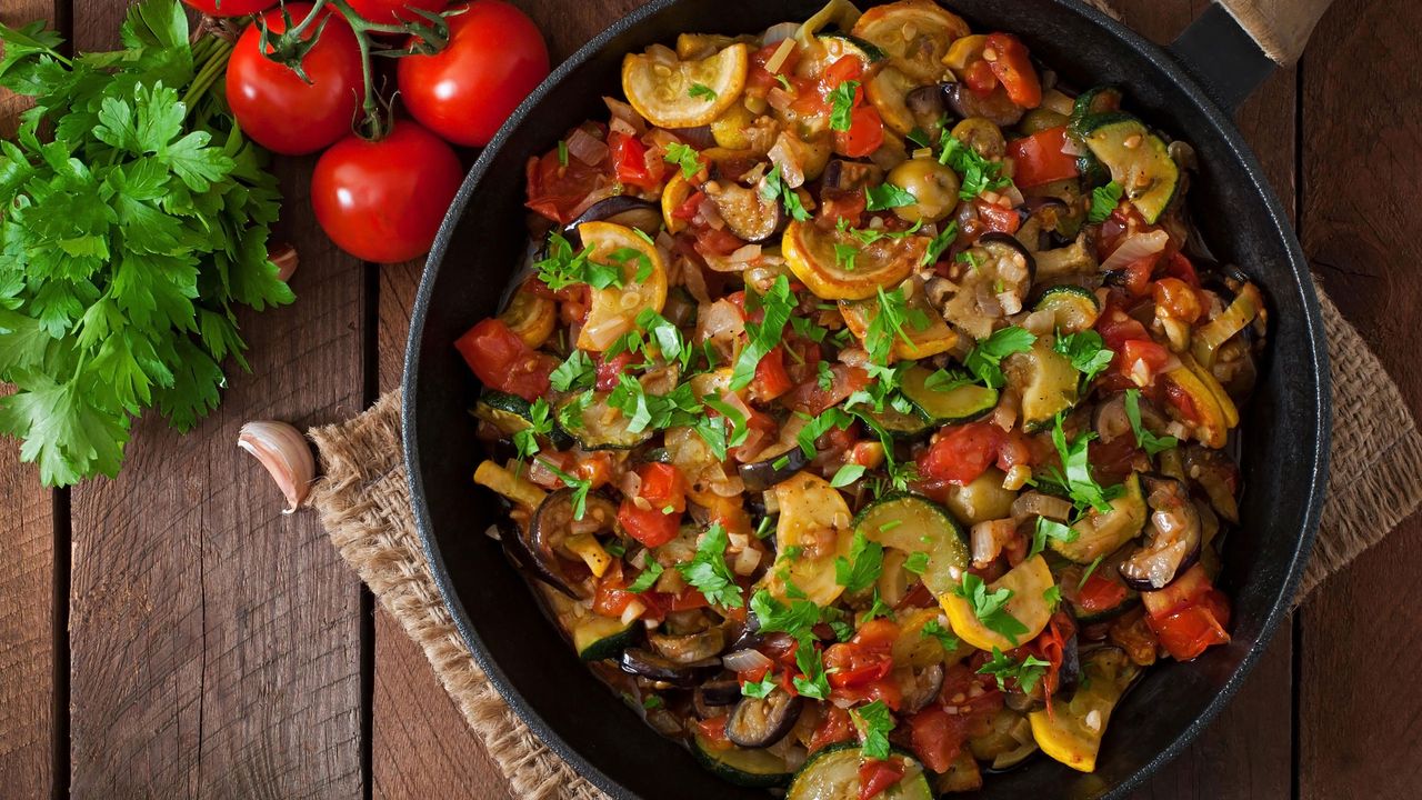 Овощи на сковороде фото The French Secret to Ratatouille, a Last Taste of Summer The New Yorker