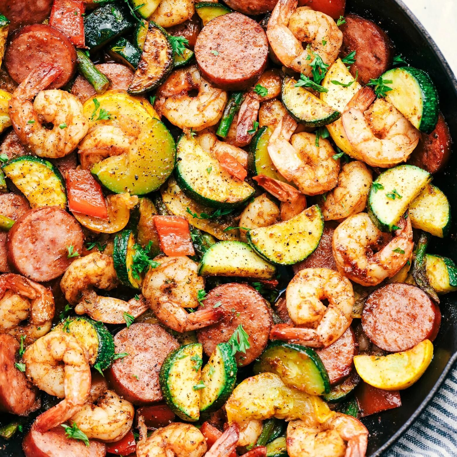 Овощи на сковороде рецепт с фото Cajun Shrimp and Sausage Vegetable Skillet is the BEST 20 minute meal packed wit