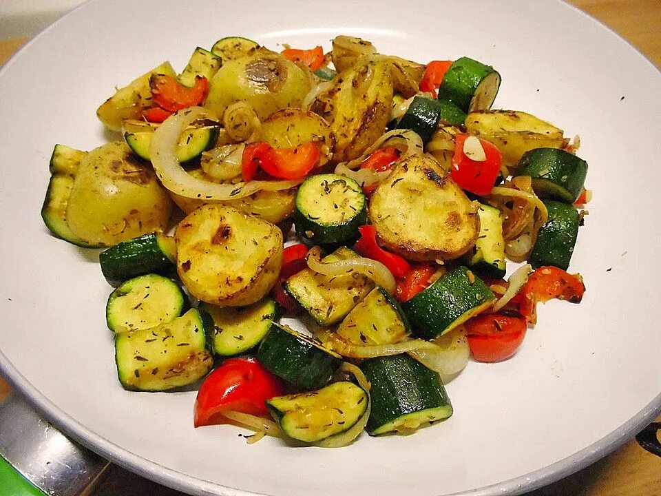 Овощи на сковороде рецепт с фото Sommerliche Gemüsepfanne mit kleinen Kartoffeln von kitchenilli Chefkoch Gemüsep