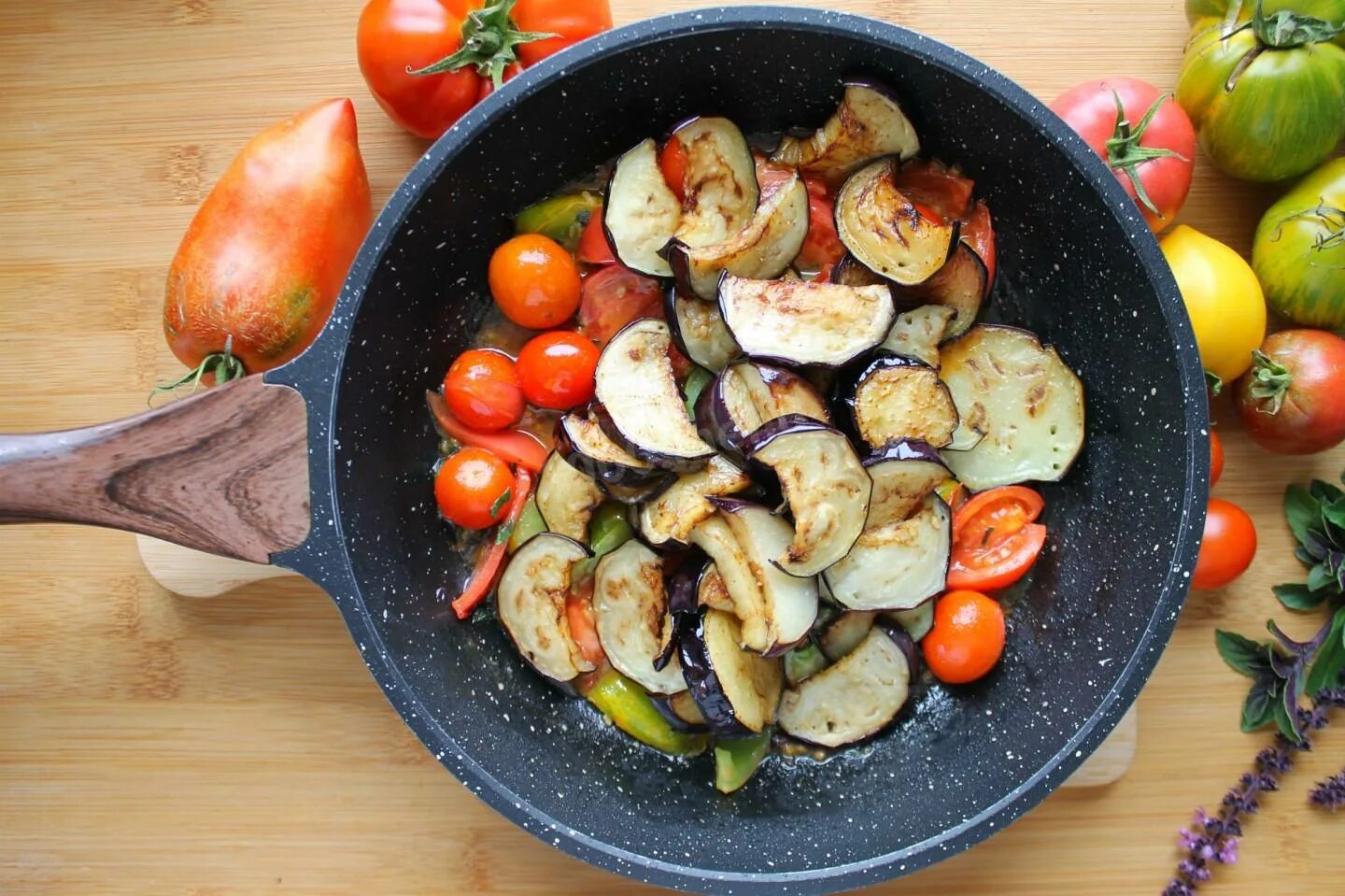 Овощи на сковороде рецепт с фото Баклажаны на сковороде с чесноком и помидорами быстро рецепт фото пошагово и вид