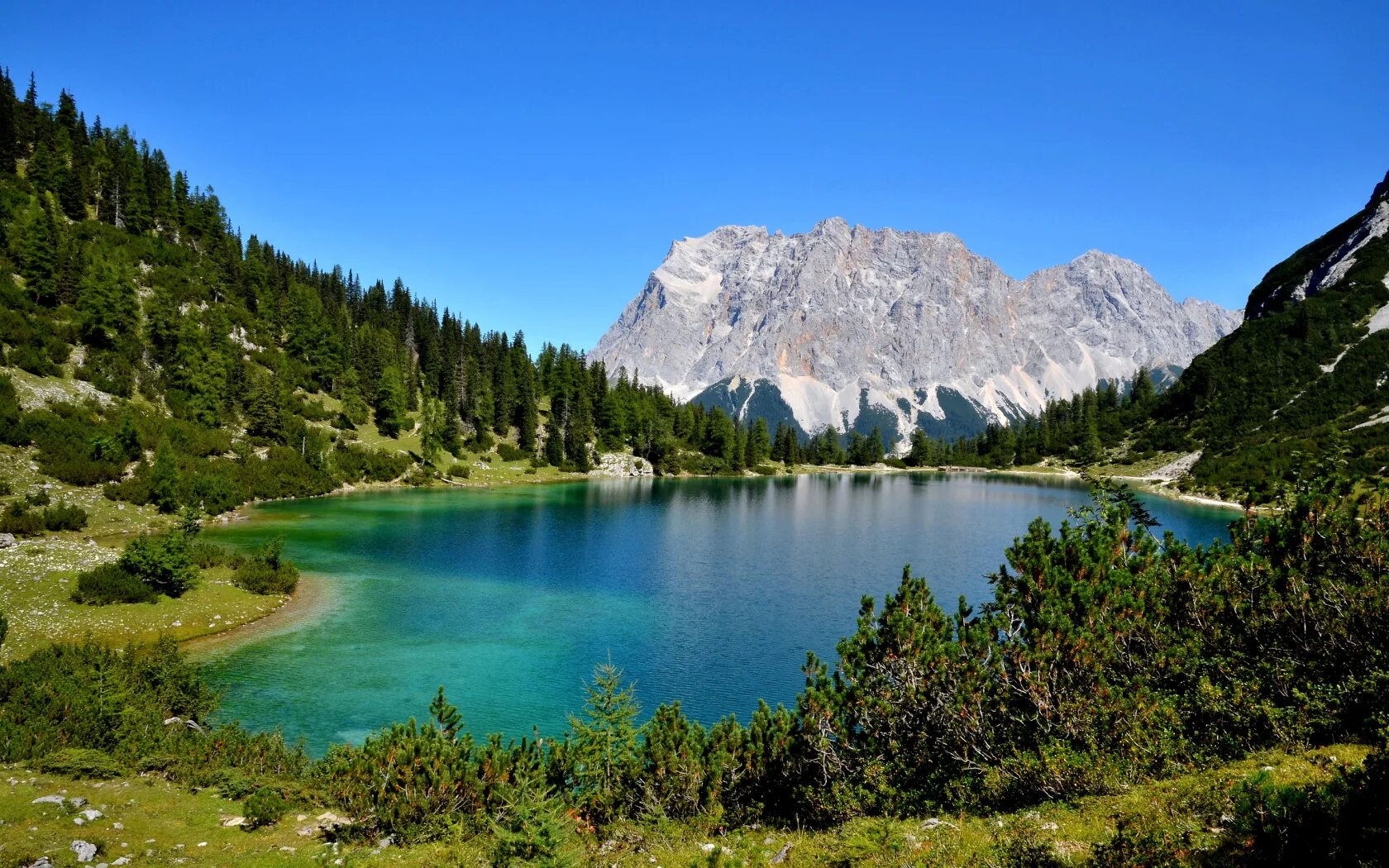 Озеро фото высокого разрешения Download wallpaper forest, the sky, trees, mountains, lake, stones, Sunny, secti