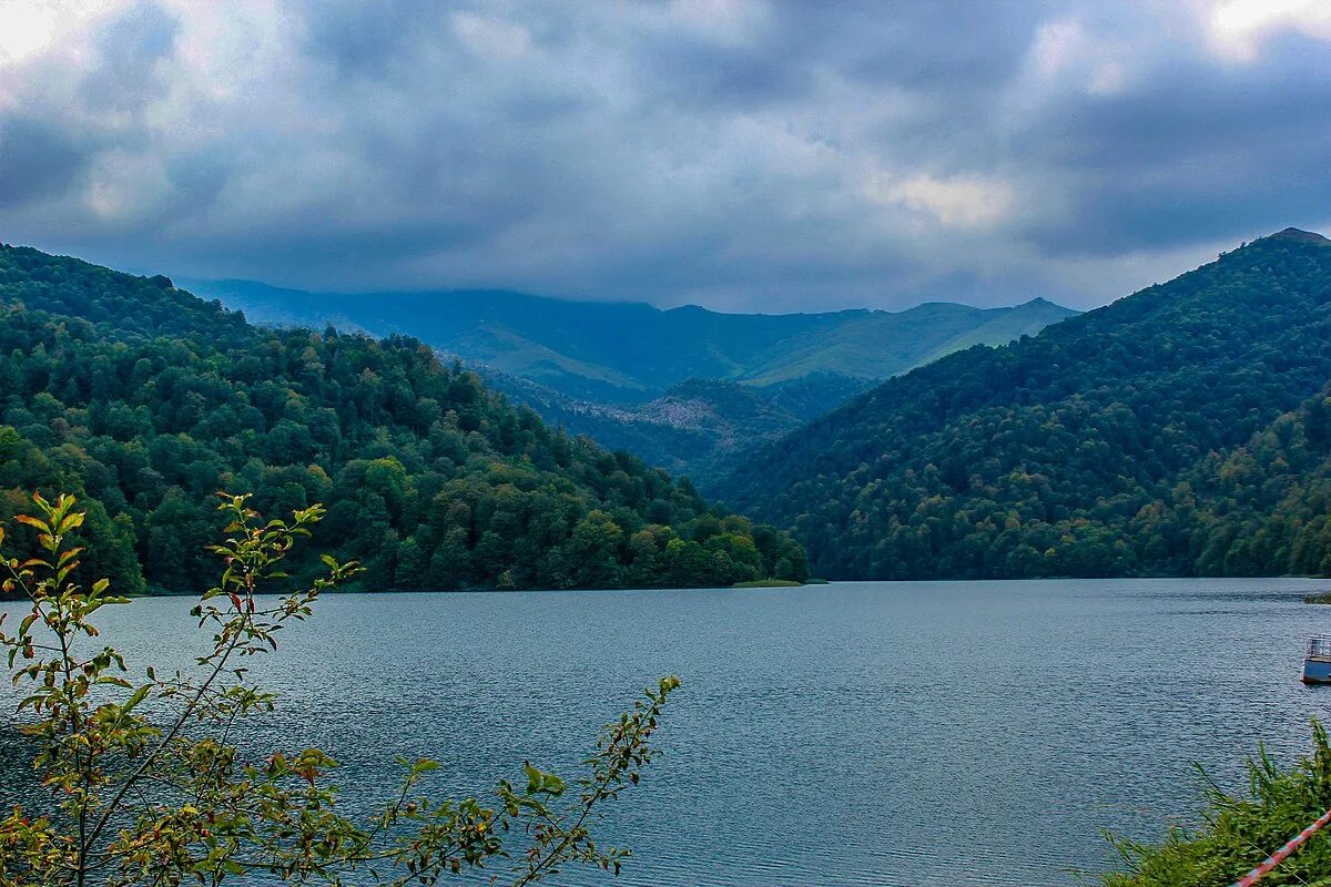 Озеро гейгель азербайджан фото Файл:Goygol lake in Azerbaijan.jpg - Википедия