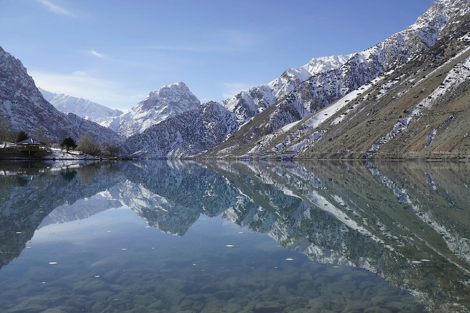 Озеро искандеркуль таджикистан фото File:Iskenderkul.jpg - Wikipedia