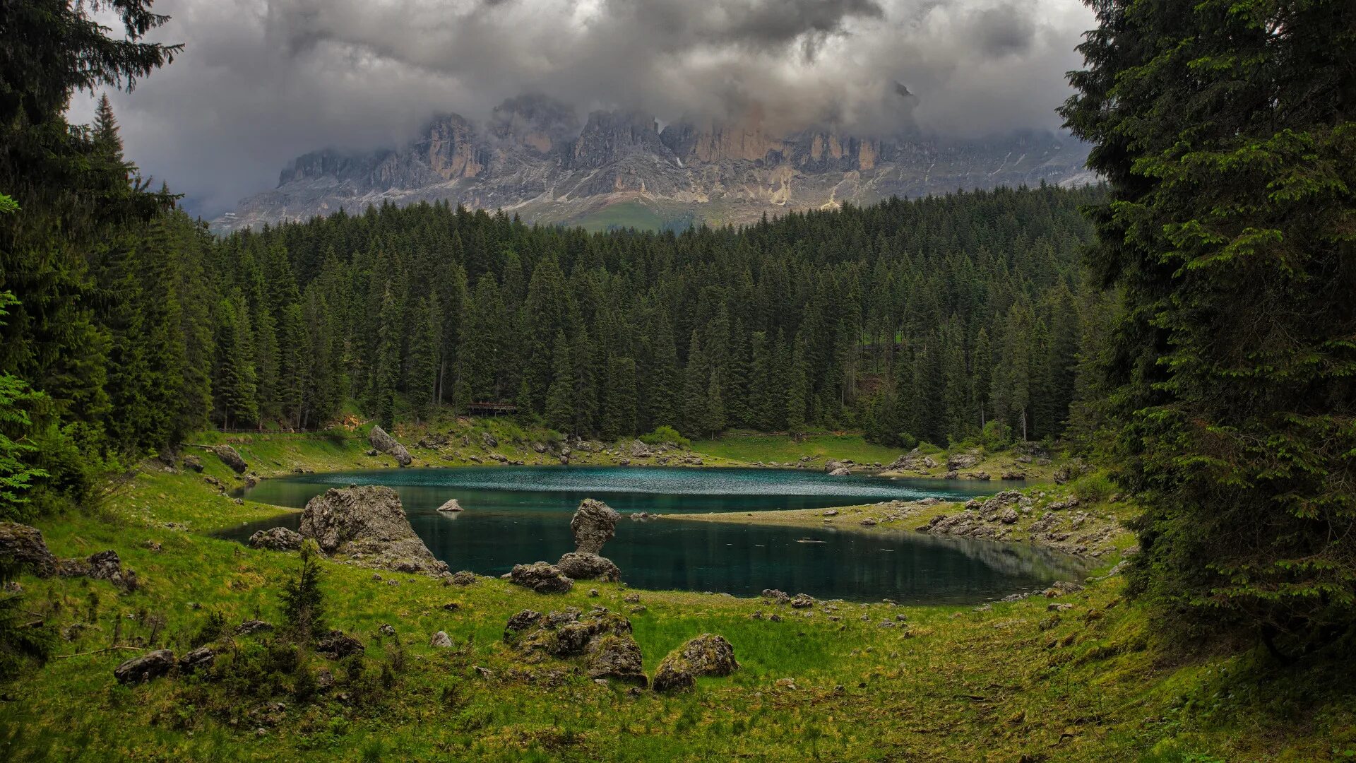Озеро каменное фото Скачать обои лес, трава, облака, горы, туман, озеро, камни, скалы, раздел пейзаж