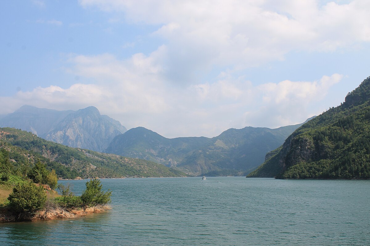 Озеро кома фото Skeda:Komani Lake view from tour boat.jpg - Wikipedia