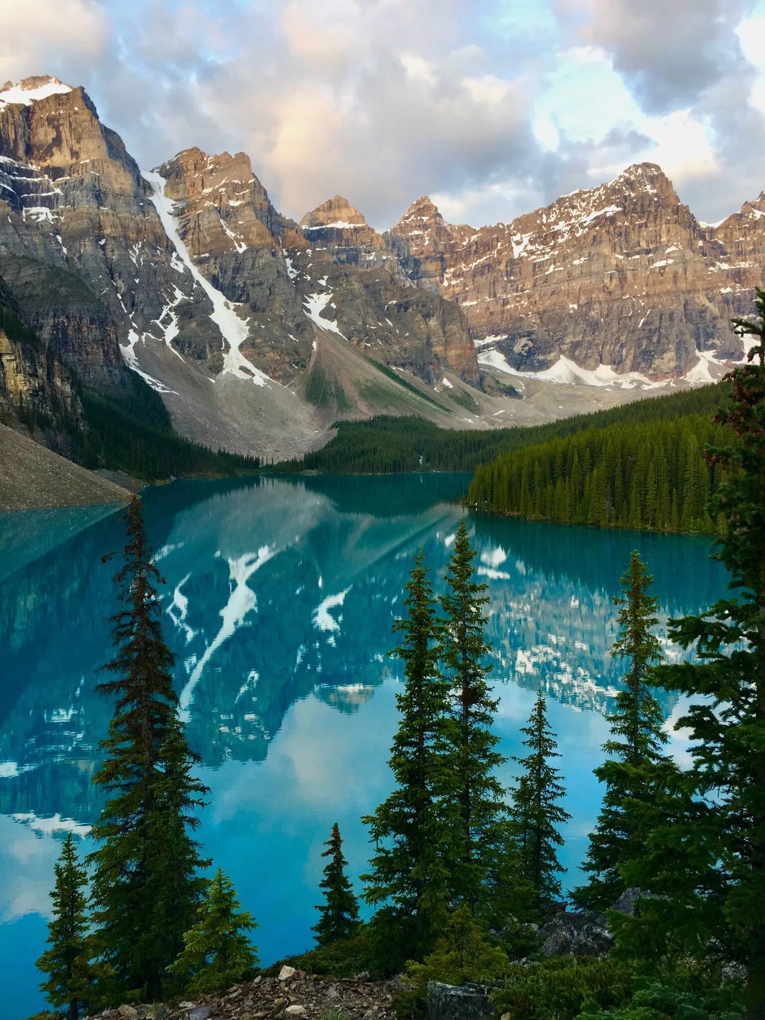 Озеро морейн фото Moraine Lake Banff National Park. It took a long time for the sun to finally com