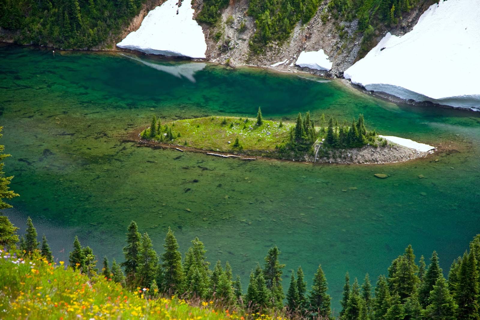 Озеро на острове фото Island Definition, Types, Examples, & Facts Britannica
