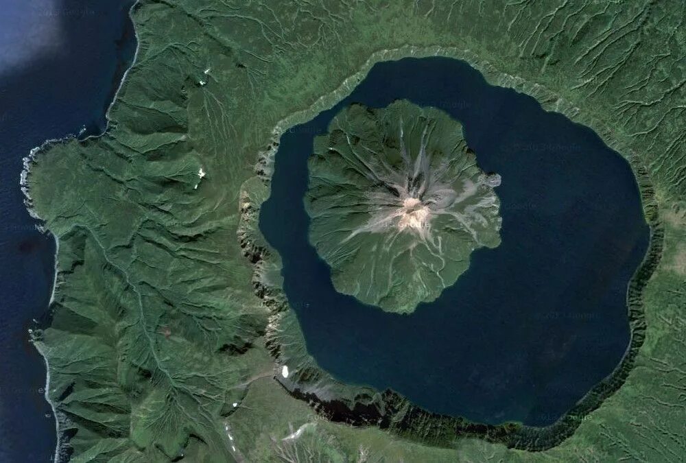Озеро на острове фото Volcano, Lake, Island, Ocean Weird Google Earth