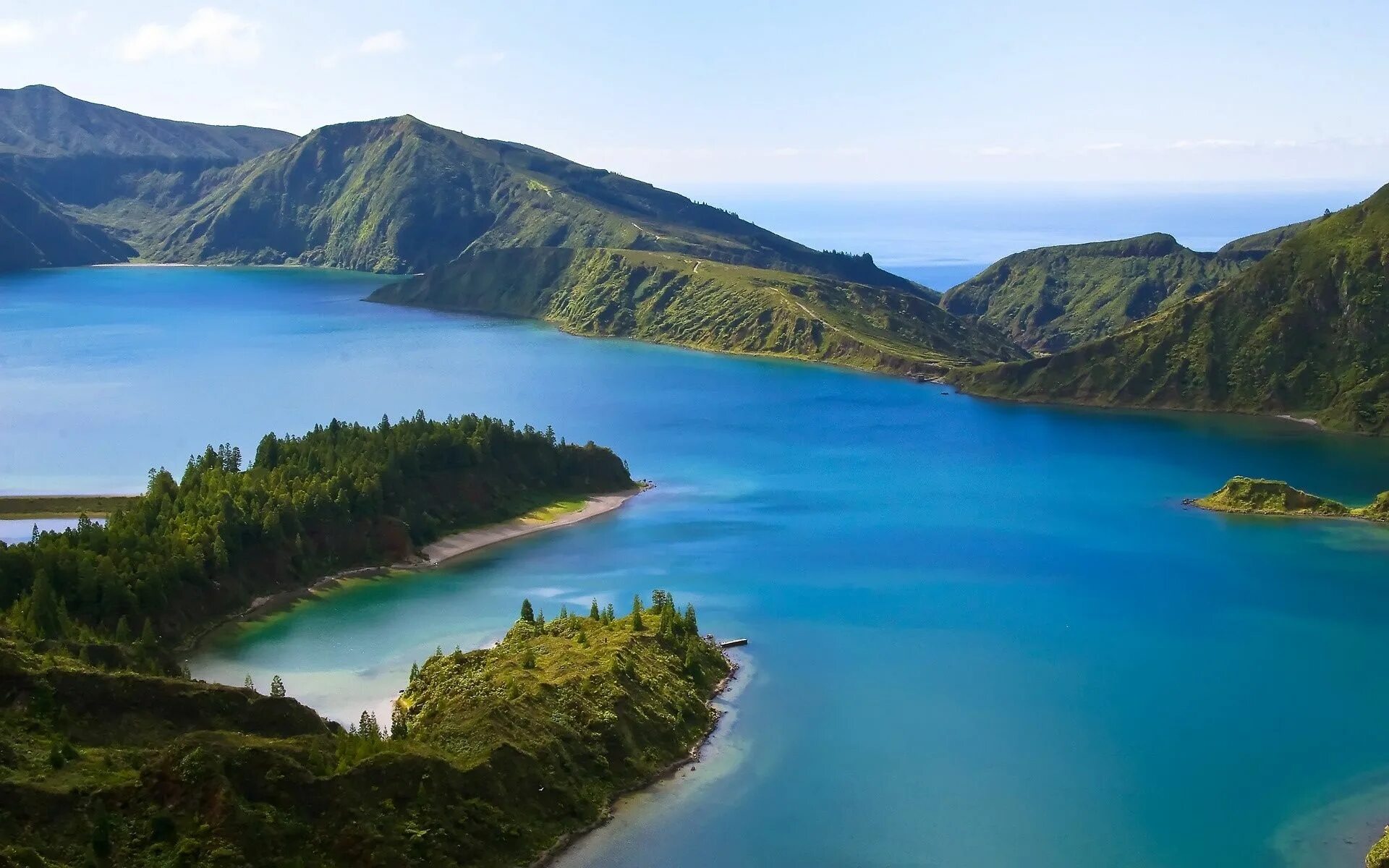 Озеро на острове фото Lagoa do Fogo (Lagoon of Fire) is a crater lake, São Miguel Island, Azores... #S