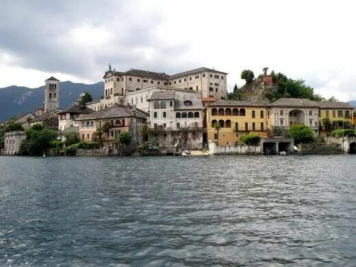 Озеро орта италия фото Isola San Giulio Mountain vacations, Vacation trips, Visit italy