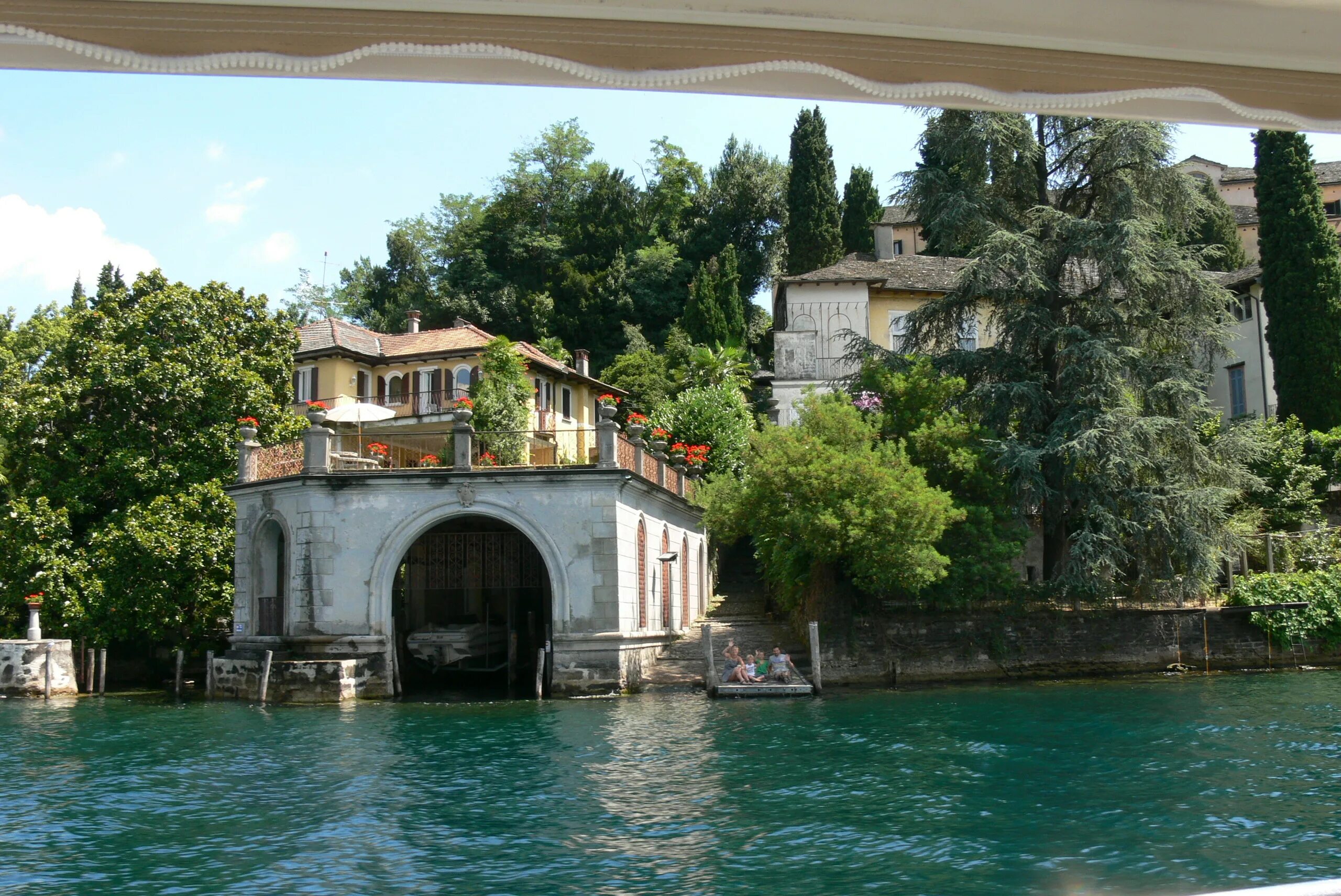 Озеро орта италия фото File:Isola San Giulio - Palazzo mit Bootshaus.jpg - Wikimedia Commons