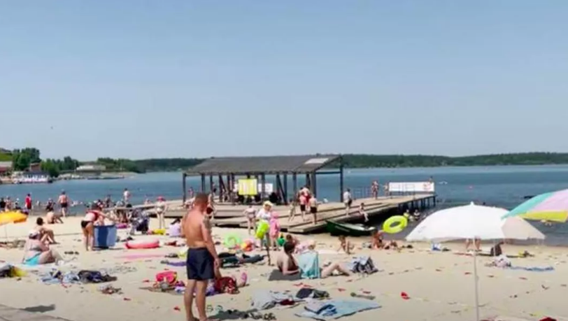 Озеро сенеж пляж фото Местные вести - Подмосковные пляжи вышли на новый уровень. Теперь они конкурирую