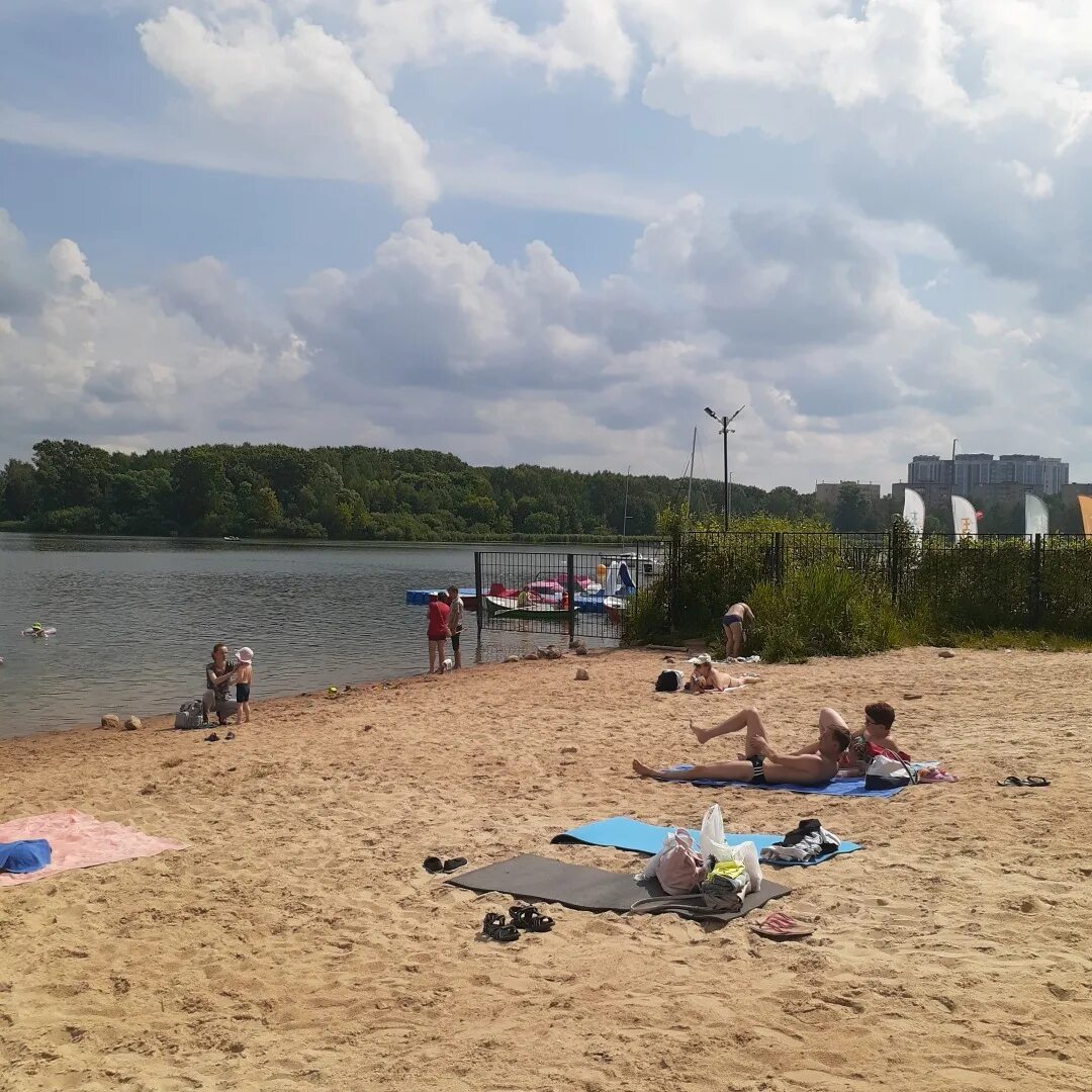 Озеро сенеж пляж фото Не хуже, чем на берегах Черного моря: пляжный отдых на озере Сенеж в Подмосковье