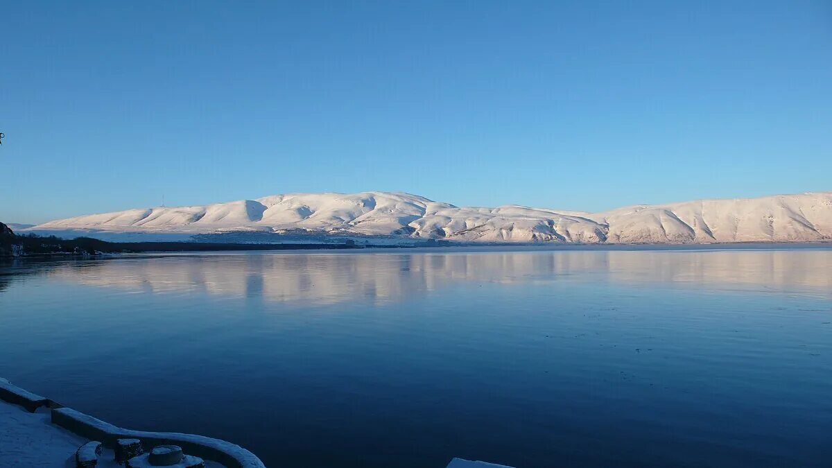 Озеро сиван армения фото Файл:Sevan lake winter.jpg - Википедия