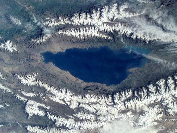 Озеро со спутника фото One of the most beautiful lakes in the world. It's Issyk-Kul's view from space! 