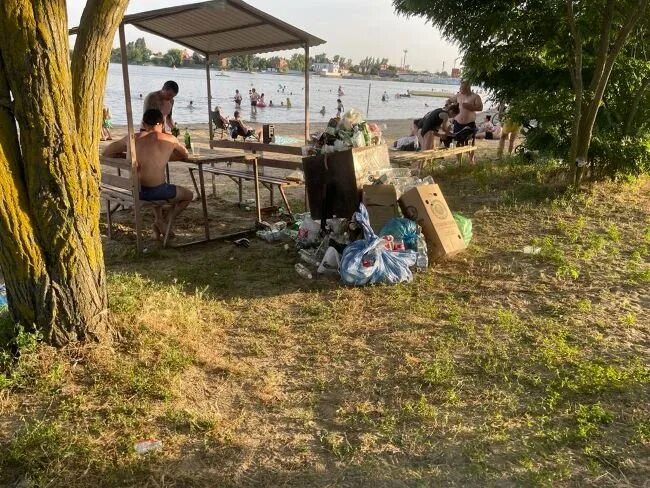 Озеро соленое пляжная ул 21 батайск фото Свинство!": батайчане о замусоренном пляже на Соленом озере " Новости Батайска -