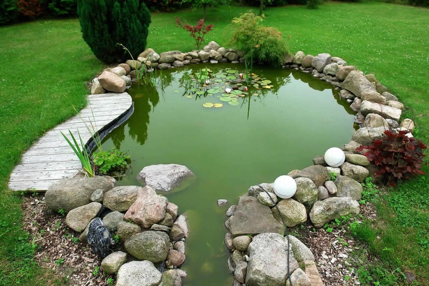 Озеро своими руками фото Decorative Edging Stone to Surround Your Pond Landscaping Pond landscaping, Gard