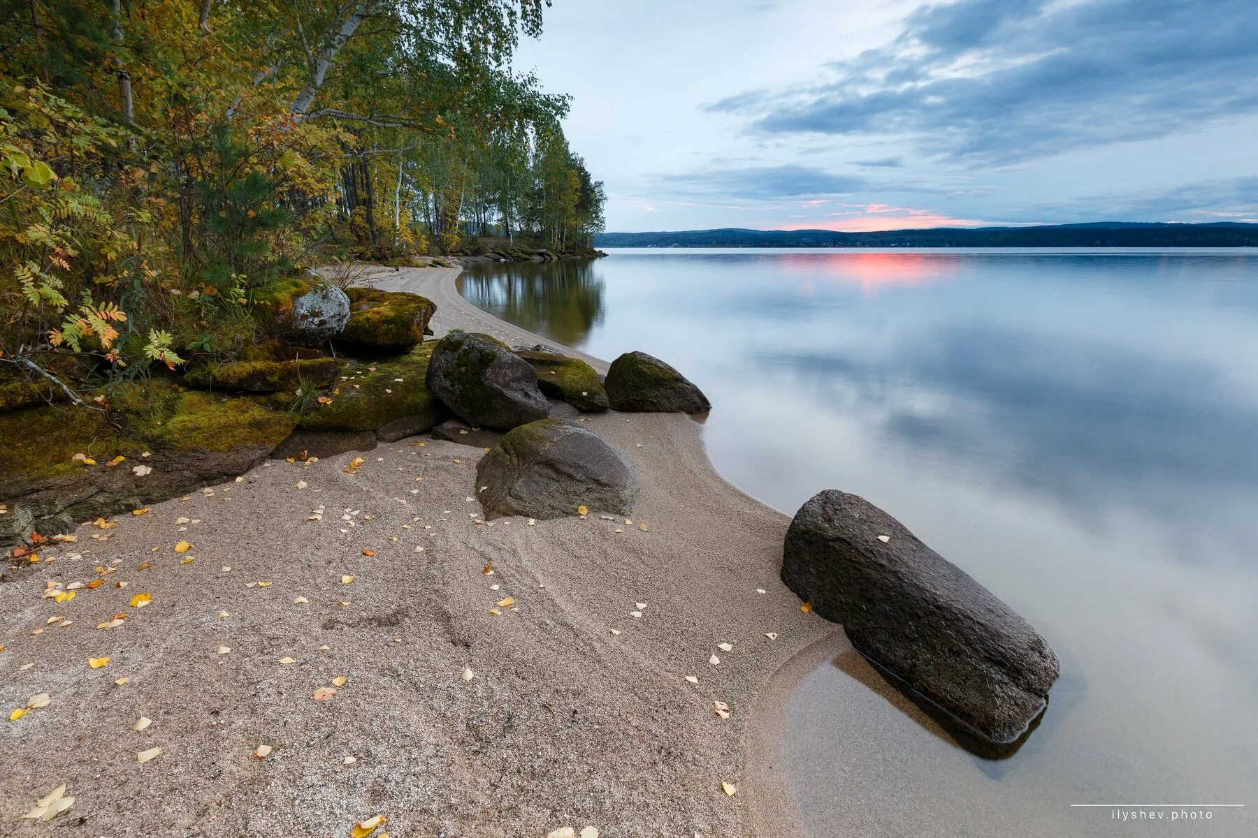 Озеро таватуй фото зарево осени. Photographer Dmitry Ilyshev (ilyshev.photo)