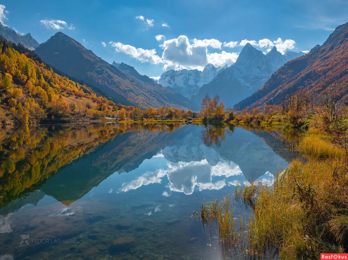 Озеро туманлы кель в домбае фото Фото: Осень на берегу озера Туманлы-Кёль. Фотограф путешественник Фёдор Лашков. 