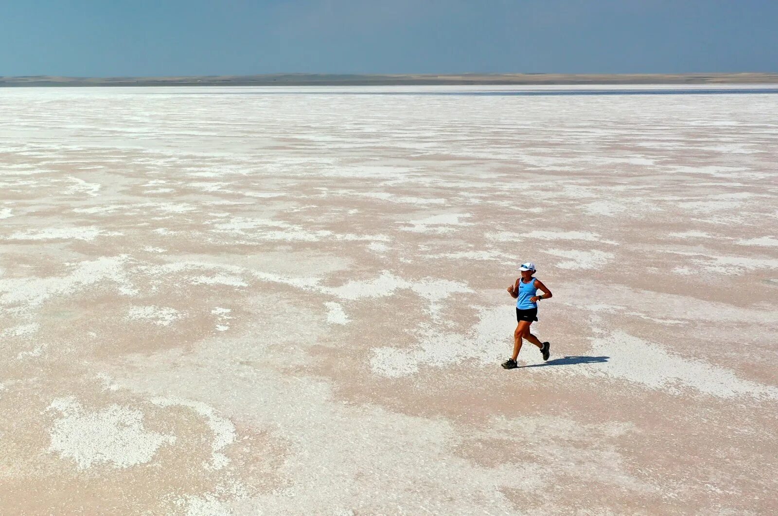 Озеро туз фото Australian activist runs across dry Turkish lake for water awareness Daily Sabah